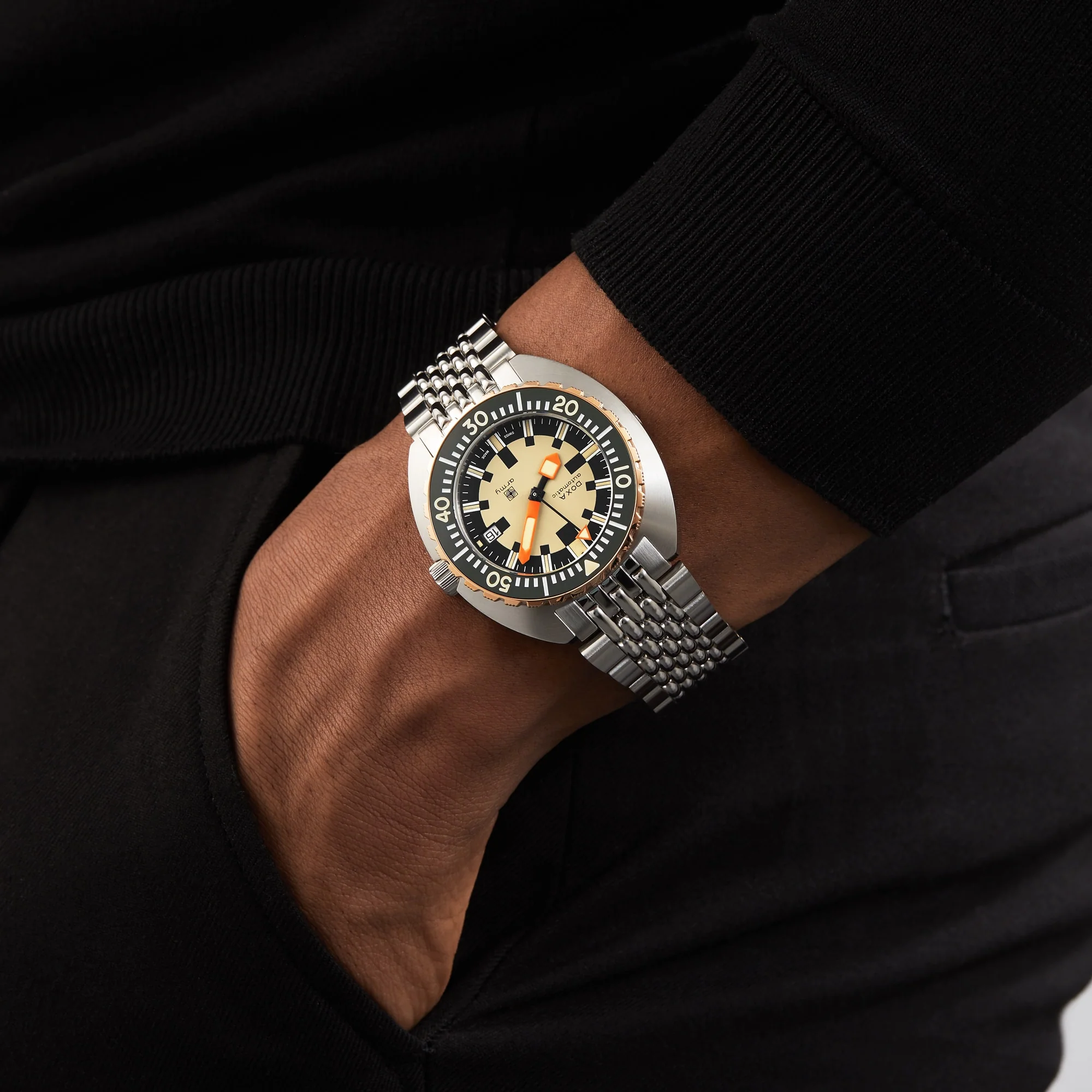 DOXA Army Bronze | 42.5mm, Steel, Beige Dial - Image 5
