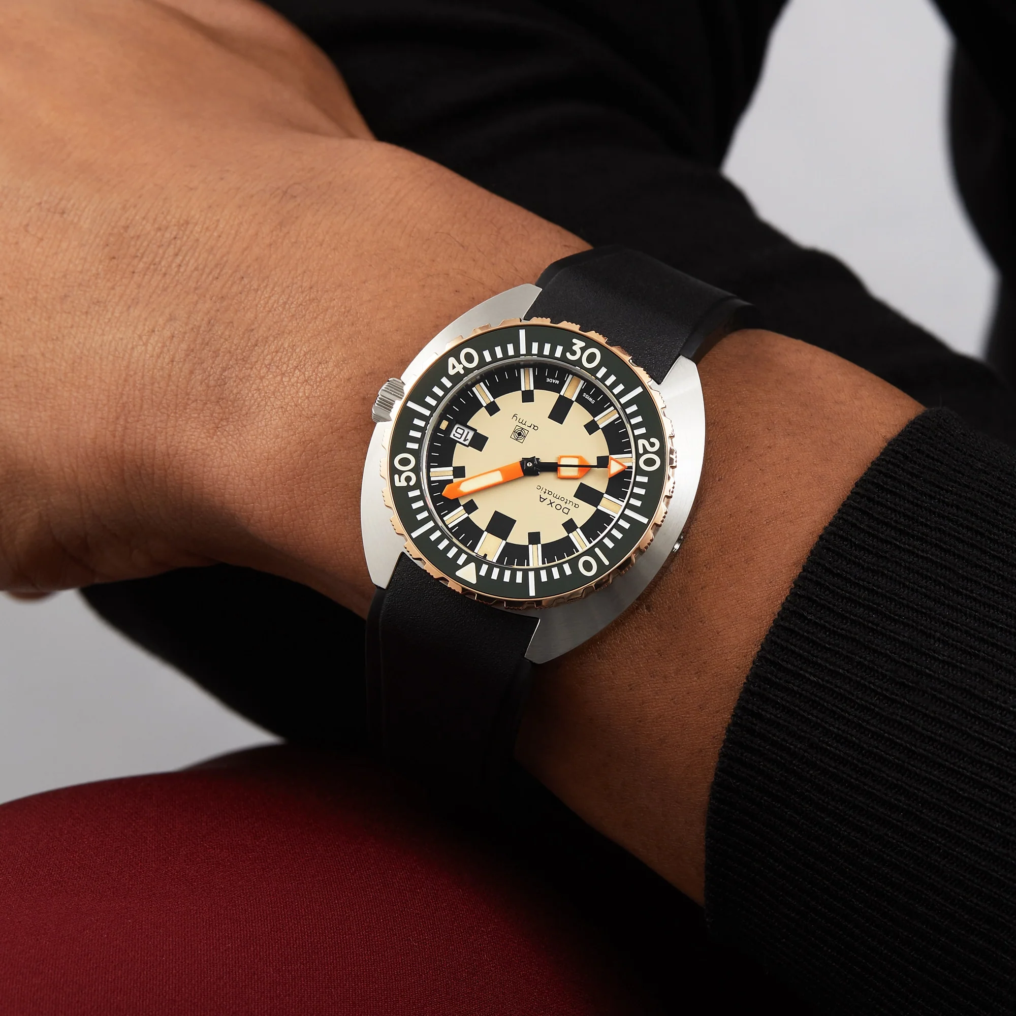 DOXA Army Bronze | 42.5mm, Steel, Rubber, Beige Dial, Ref. 785.60.031.20 - Image 5
