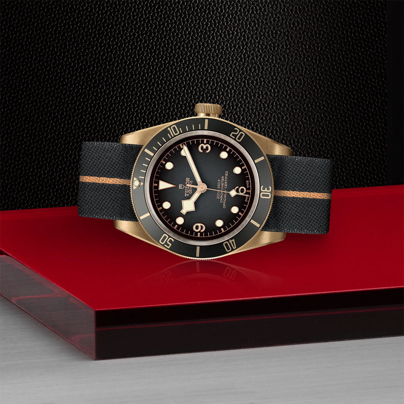 Black Bay Bronze | 43mm, Bronze, Fabric, Grey Dial - Image 3